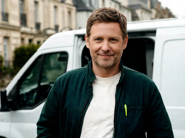 Julien Kelap devant son camion d’intervention à Compiègne